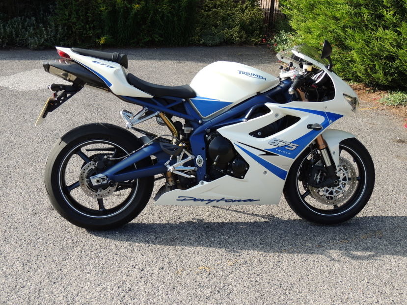 2010-triumph-daytona-675-se2-white-face-lift-version-carbon-heated-grips-1.JPG