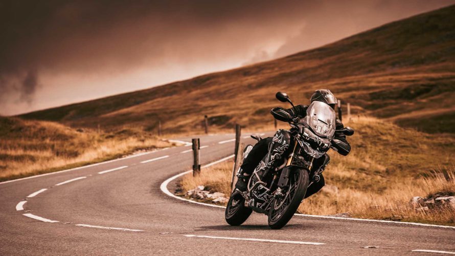 2022-TRIUMPH-TIGER-1200-DAZZLE-CAMO-4-890x500.jpg