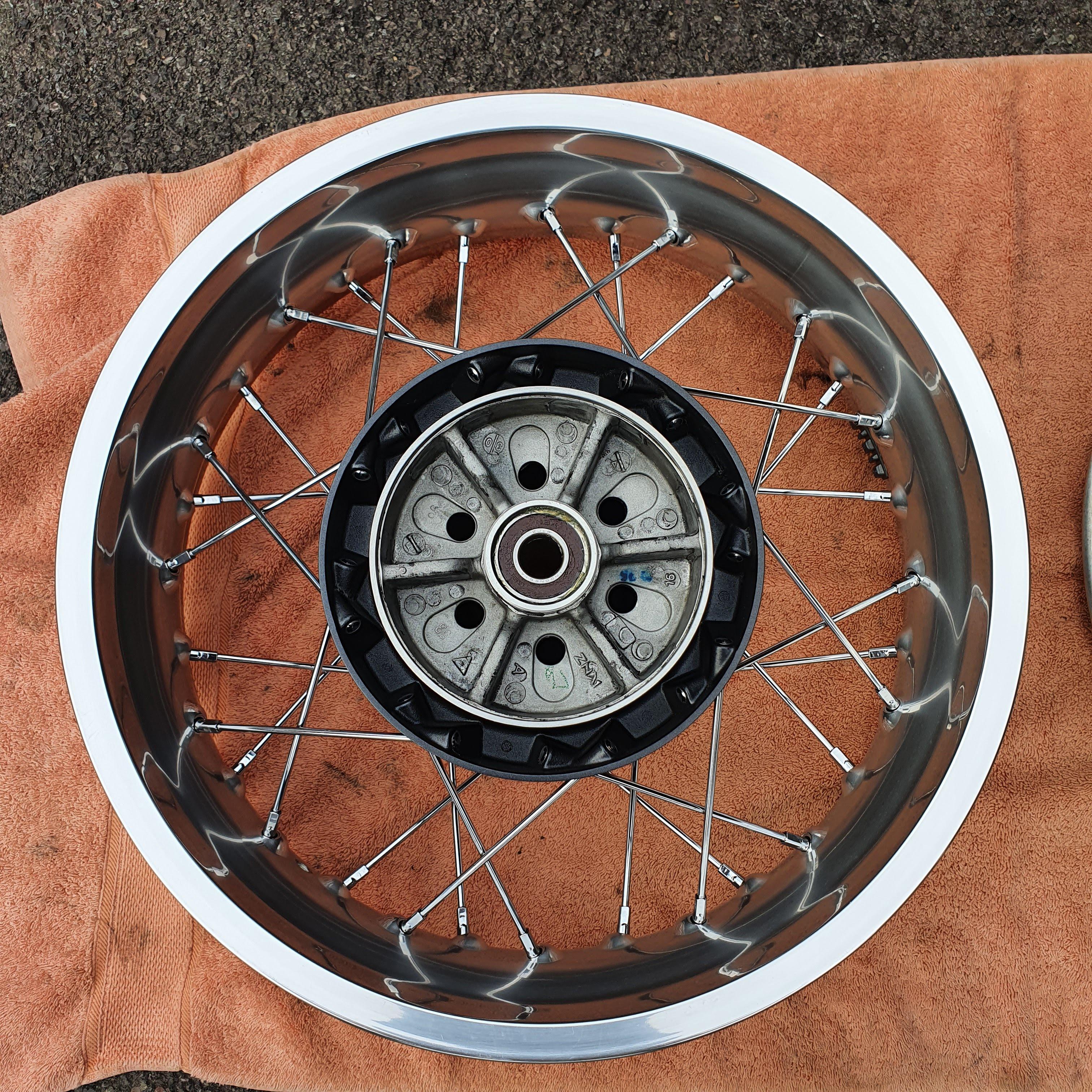 thruxton r wheels