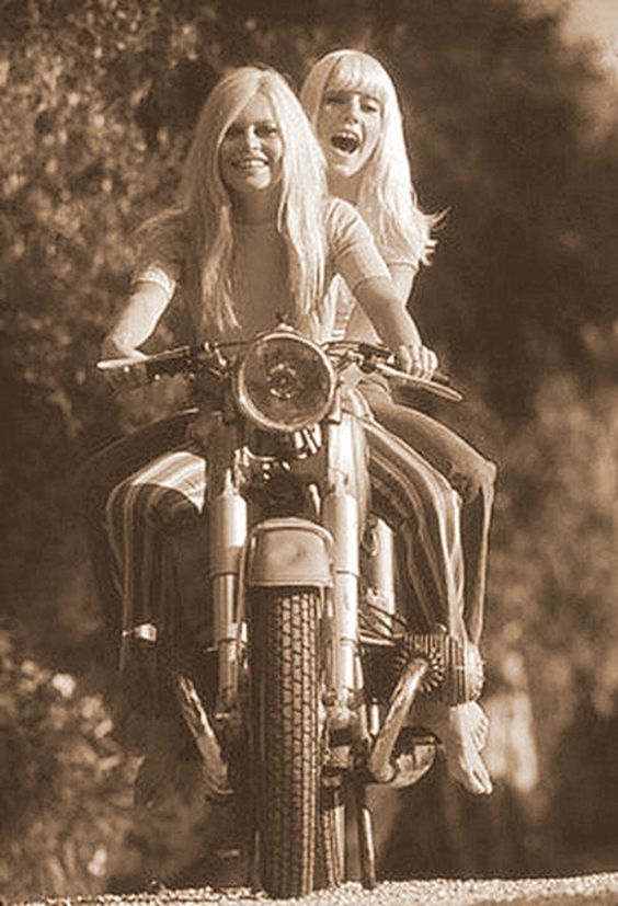 Brigitte Bardot & Sylvie Vartan.jpg
