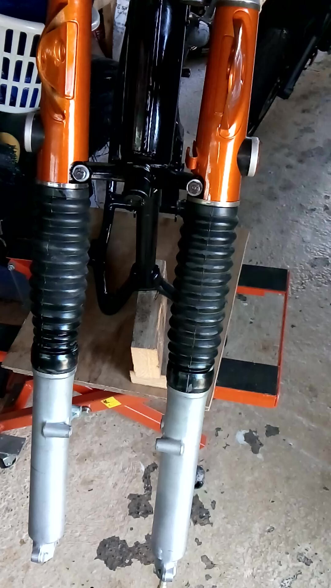 CB250Forks 001_Moment.jpg