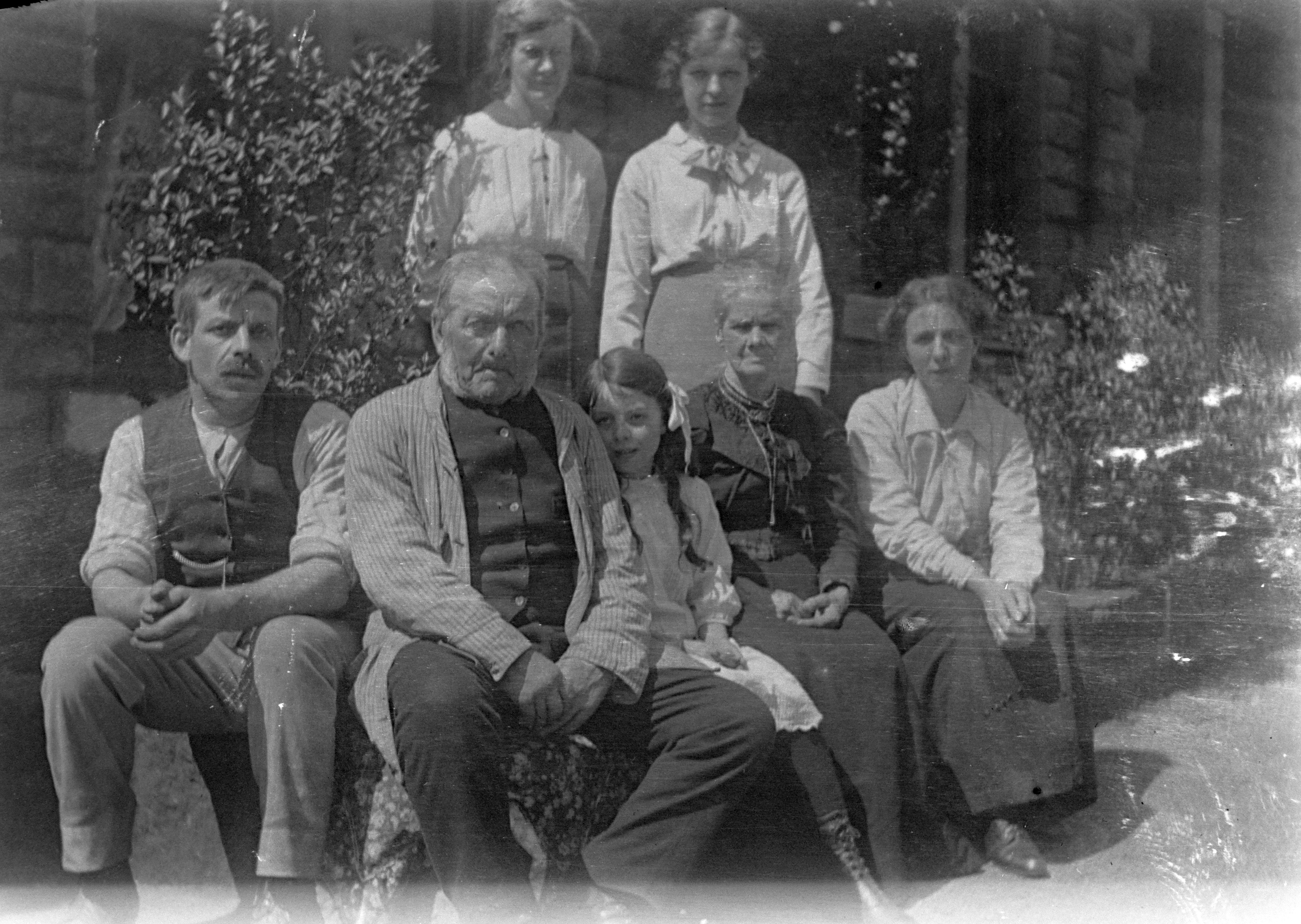 Group at Starbeck, Harrogate May 25th 1915.jpg