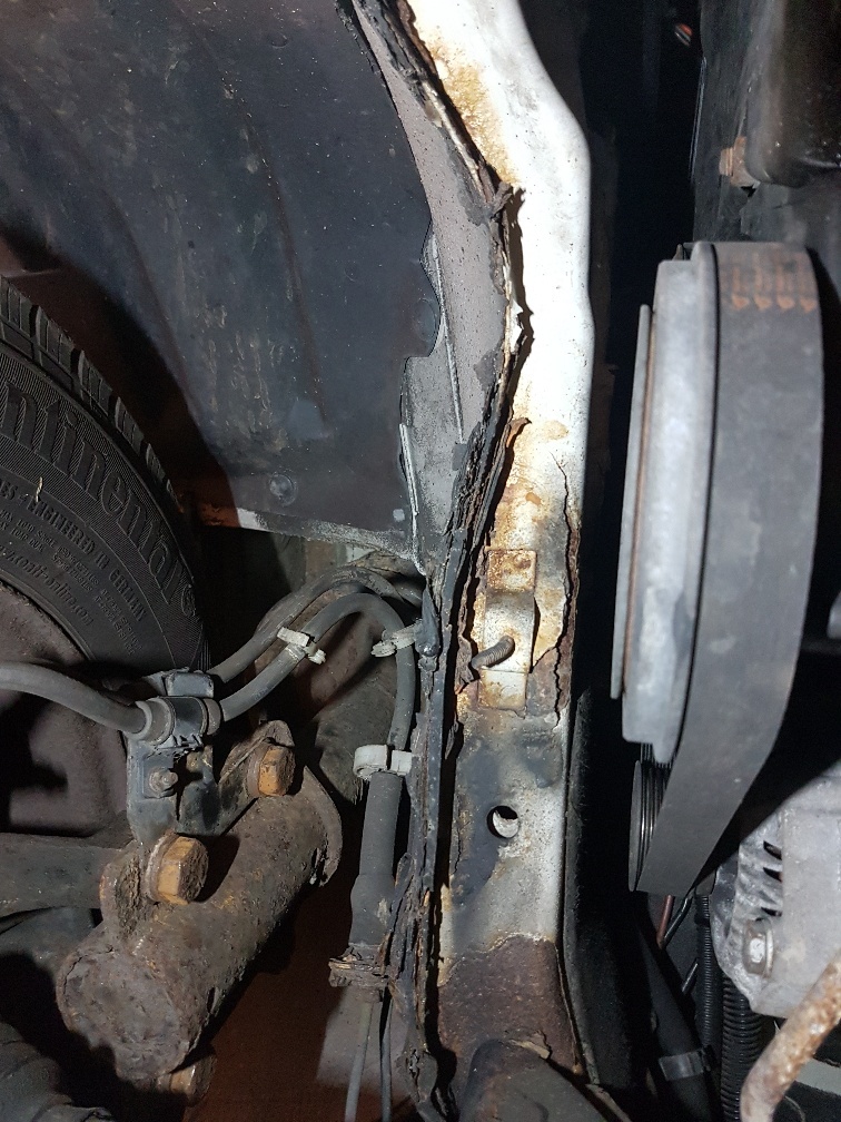 OFFSIDE FRONT CHASSIS IN WHEEL ARCH.jpg