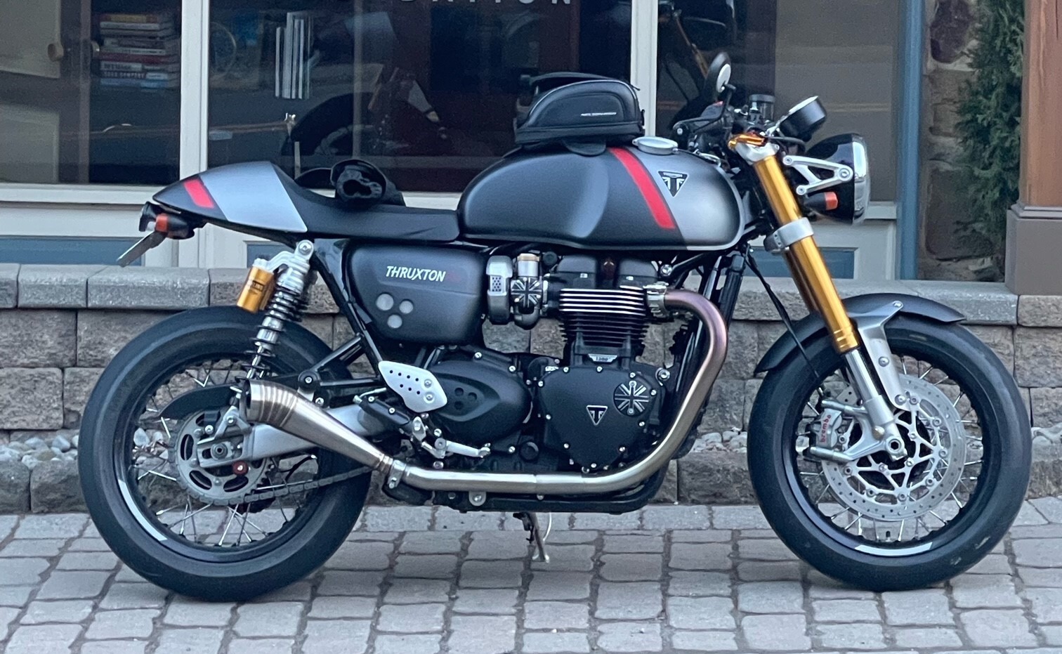 Thruxton 1a.jpg