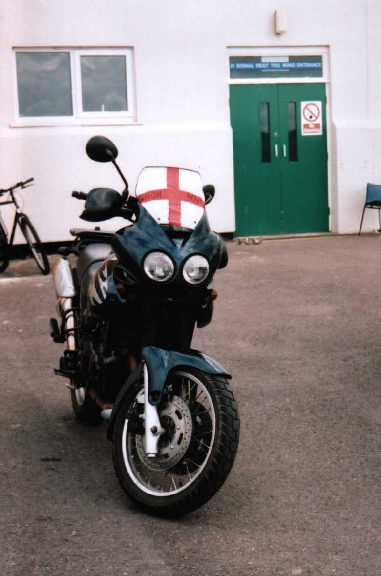 Triumph Tiger 900 Colerne 2002.jpg