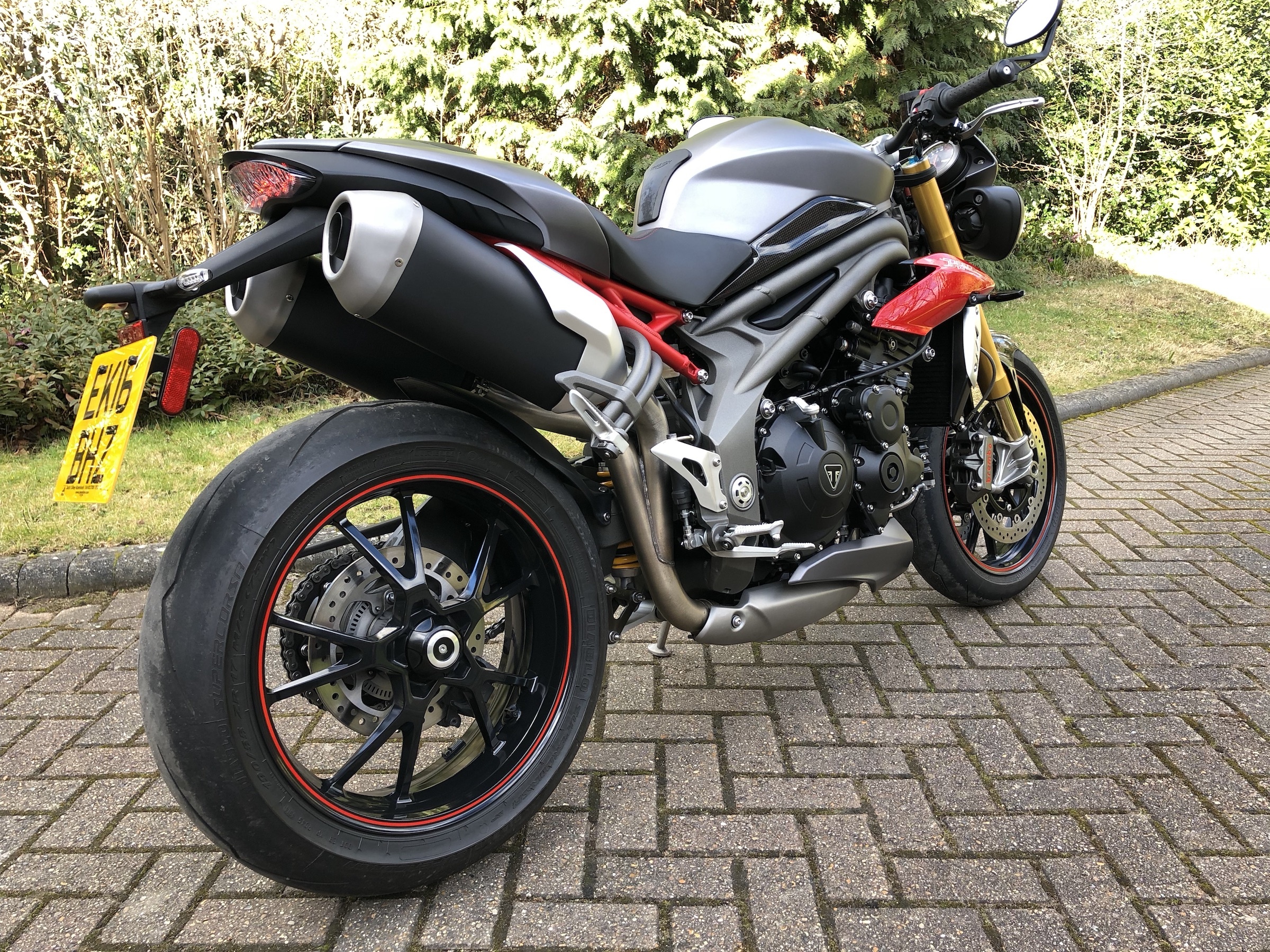 Triumph_Speed_Triple_R_02.jpg
