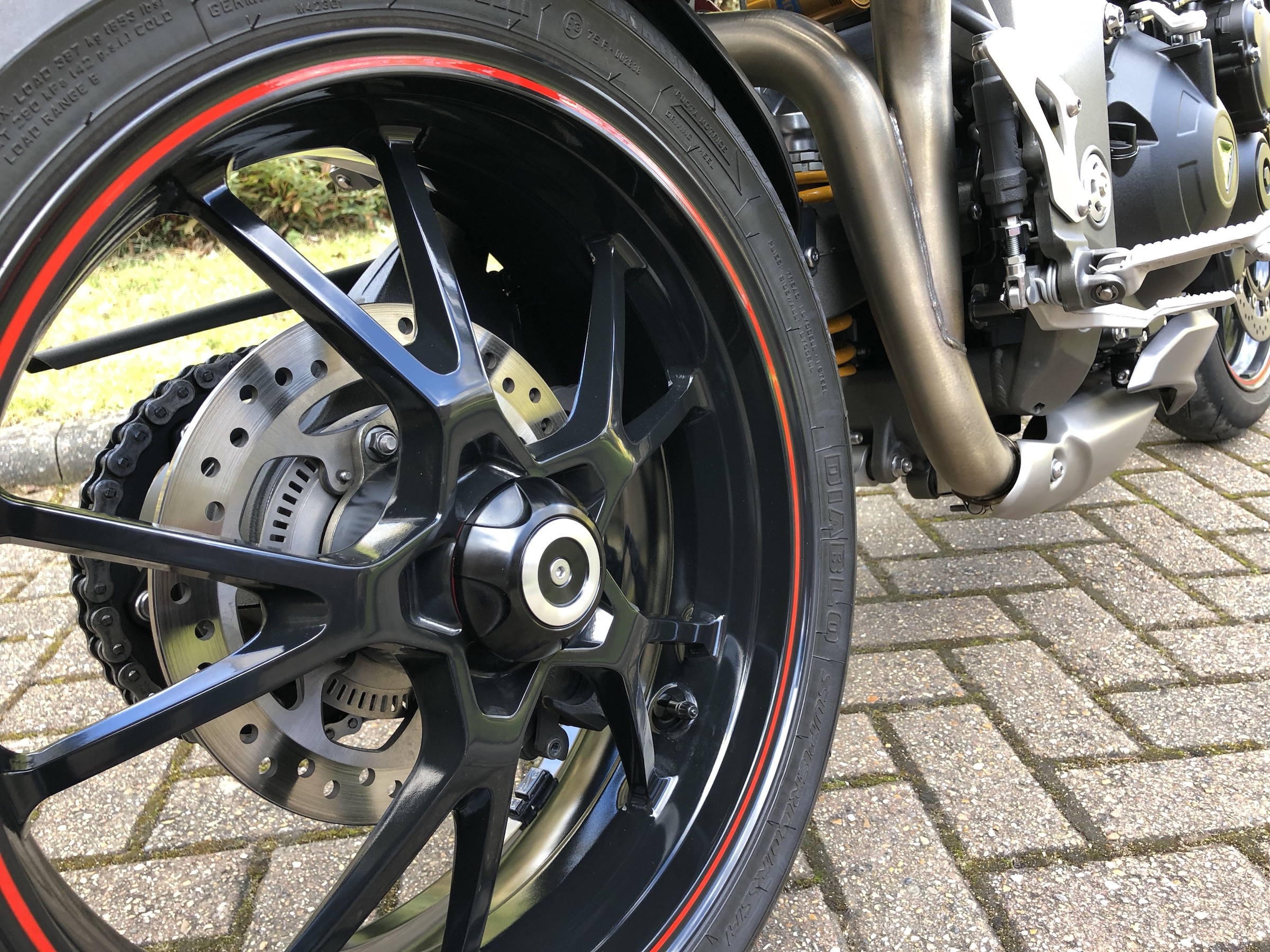 Triumph_Speed_Triple_R_08.jpg