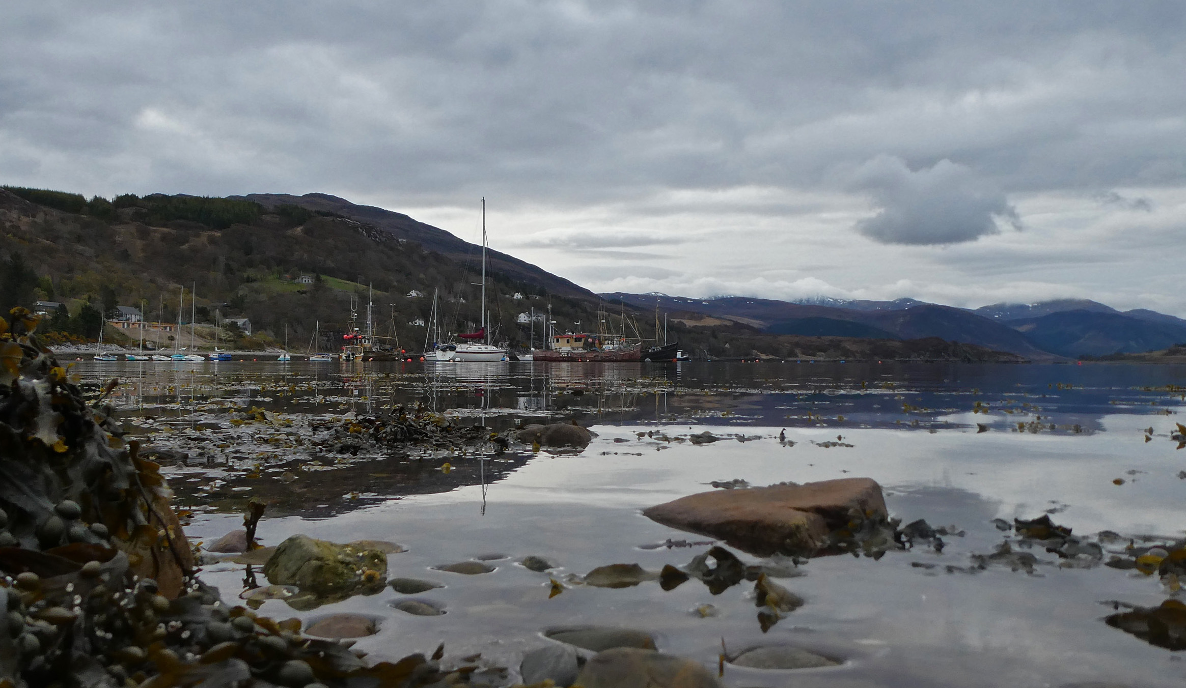 ullapool harbour 2.JPG