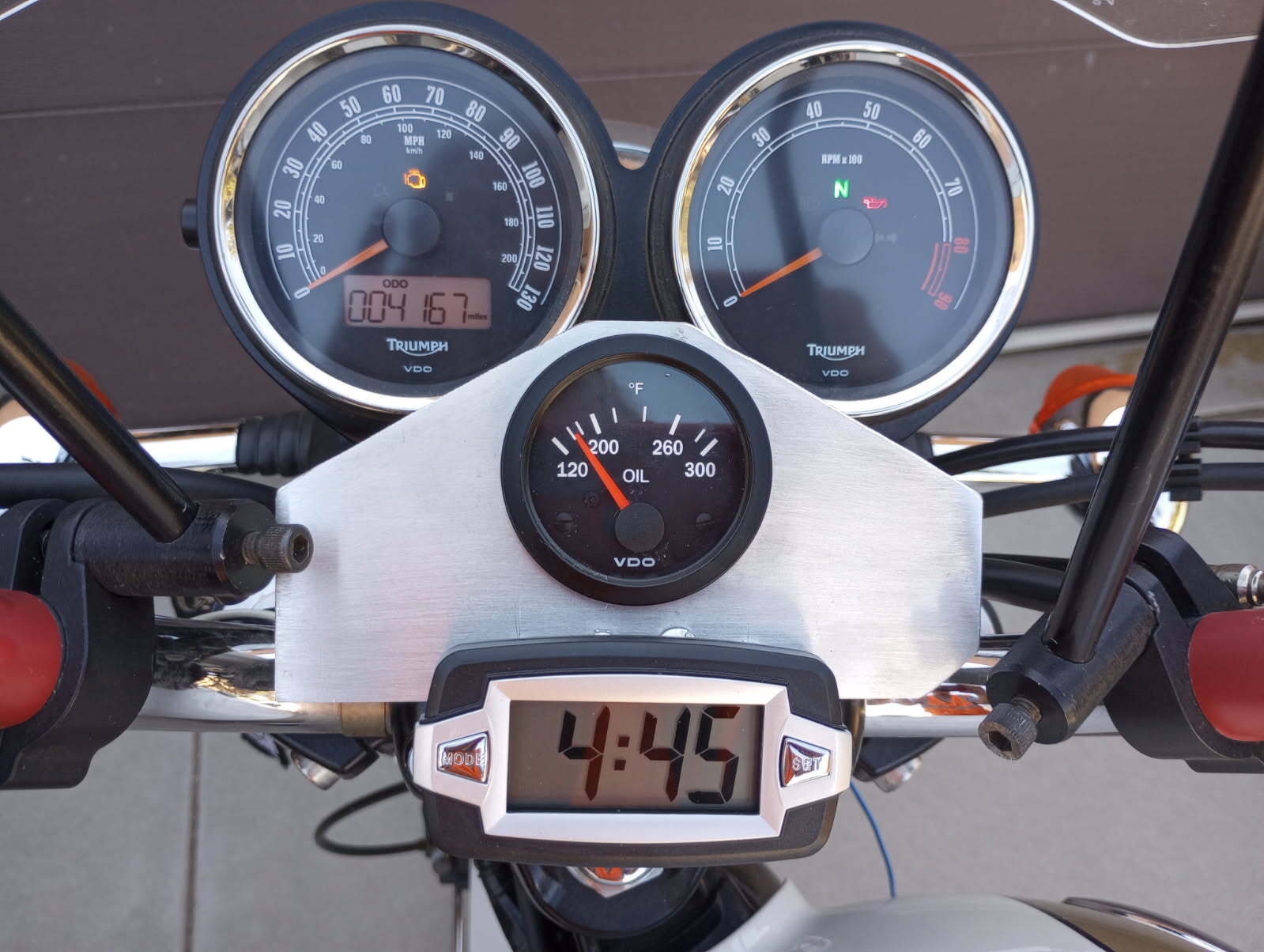 VDO gauge - final mount.jpg