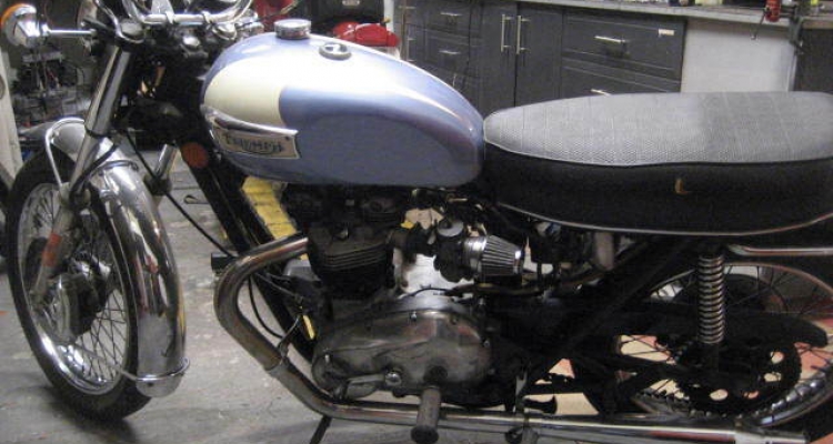 1977 T140v