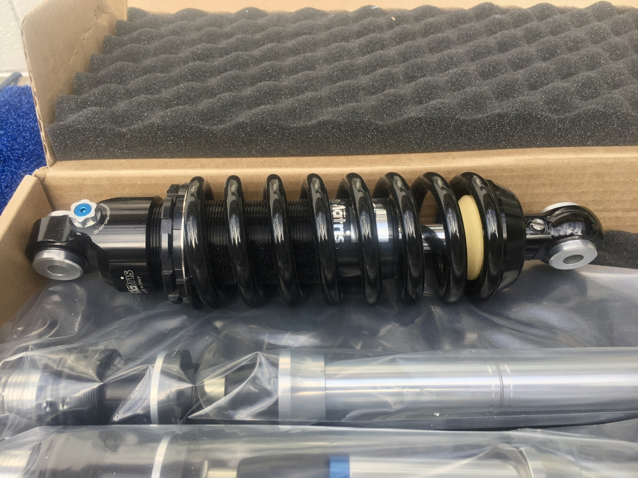 Matris mono series M40D Black&amp;Black, adjustable in Rebound and Preload.