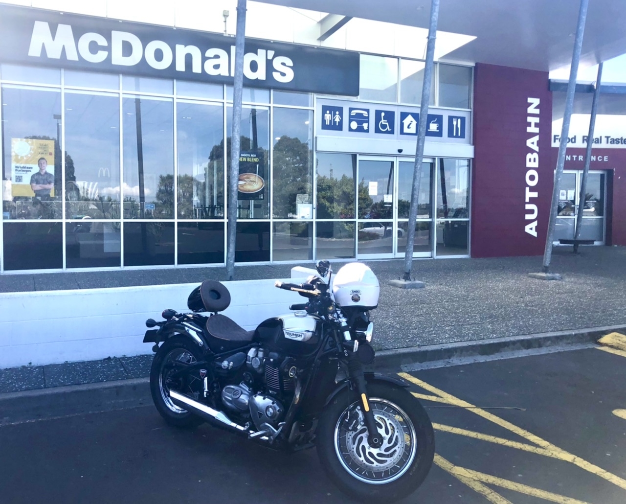 Convenient motorway service lane in Auckland’s south. BP, MacDonalds, and Autobahn cafe. Truck...